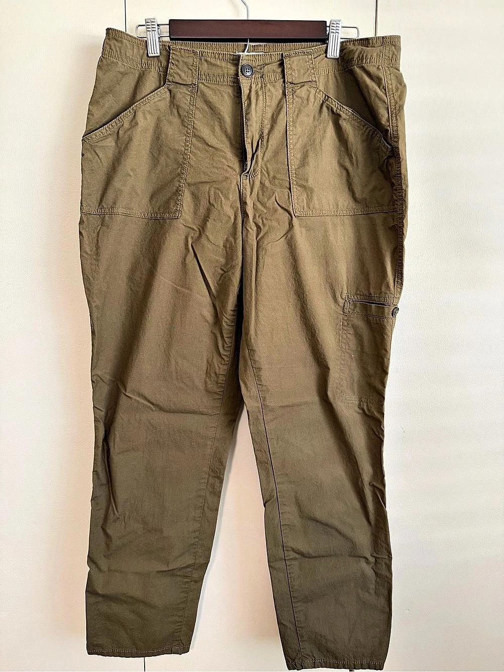 women’s Liz Claiborne Brown Cargo Pants Waist 32 Like New